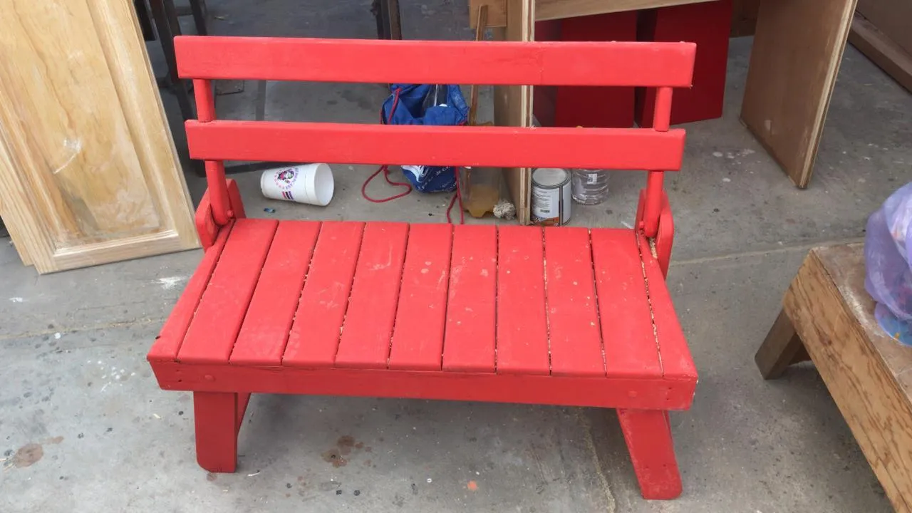 Banca infantil plegable madera roja brillante