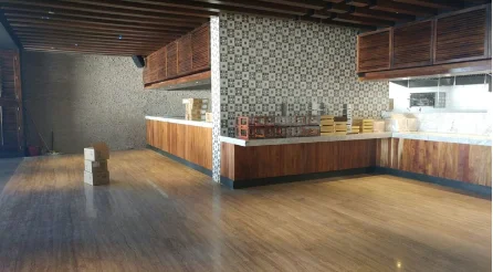 Barra de buffet para hotel en madera de tzalam con celosías y mármol