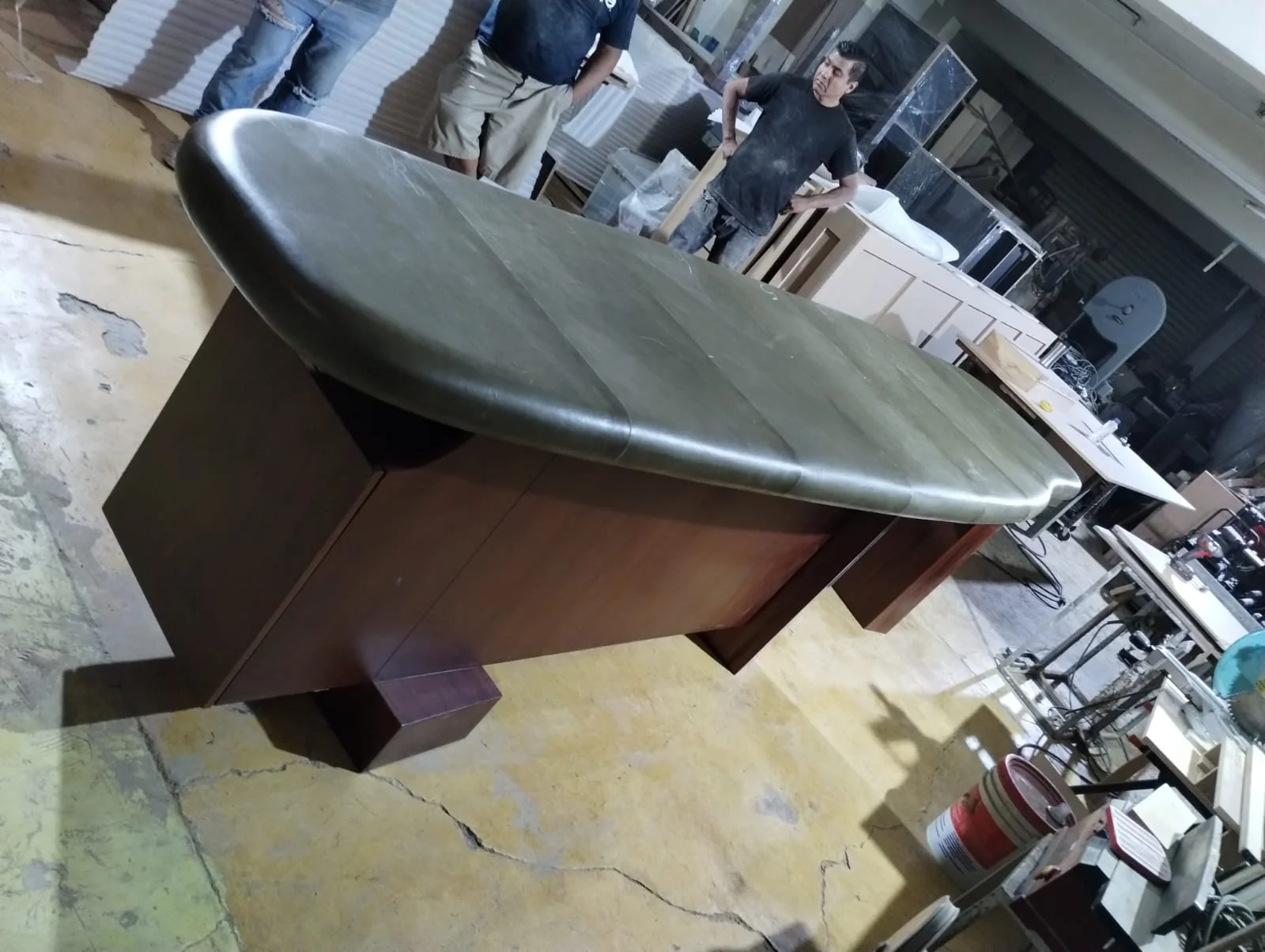 Barra de bar ovalada diseño clásico tipo Club, madera fina y detalles en piel verde