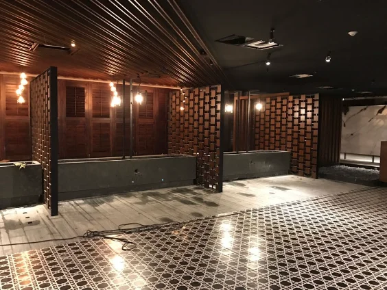 Celosías modulares y paneles tipo persiana en madera oscura