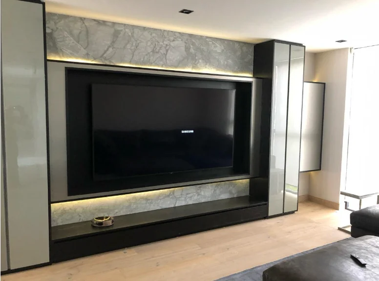 Centro de entretenimiento integral con mármol e iluminación LED, diseño moderno