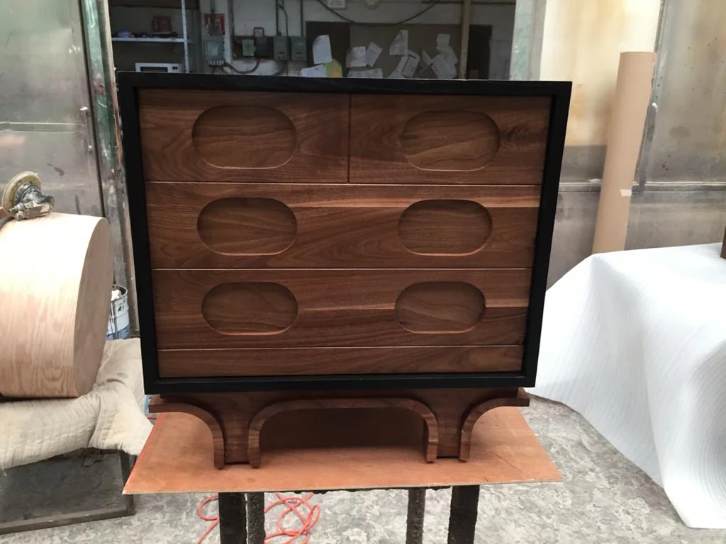 Cómoda estilo Mid-Century Modern en nogal genuino con tiradores integrados