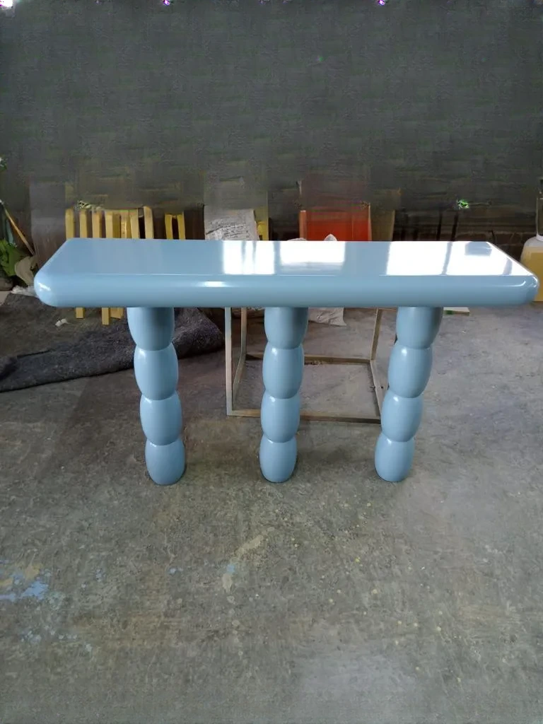 Consola de diseño Bubbly en laca azul brillante con formas curvas