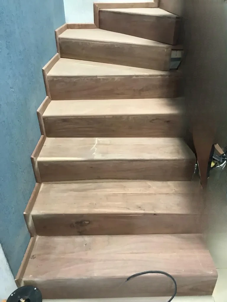 Proceso de instalación de escalera en madera sólida sobre concreto