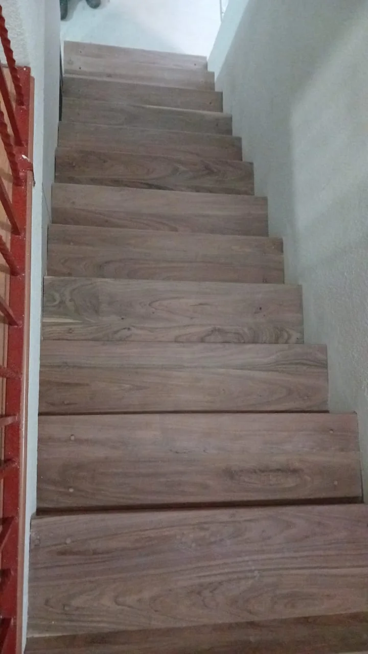 Vista superior de escalera escultural de madera maciza, diseño limpio
