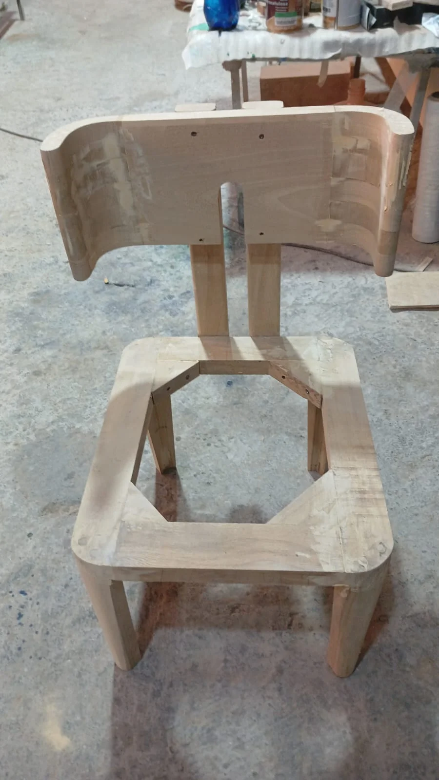 Estructura interna de silla de madera en proceso de fabricación artesanal