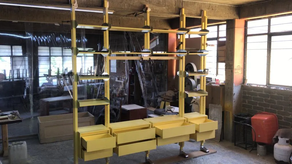 Sistema de estantería modular laqueada en amarillo brillante