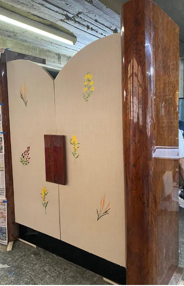 Gabinete Art Decó en San Ángel, chapa de raíz y pergamino hueso