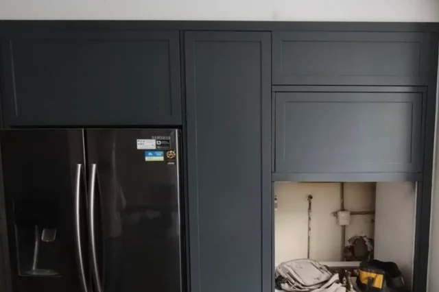 Cocina integral de diseño con gabinetes estilo Shaker en gris grafito mate