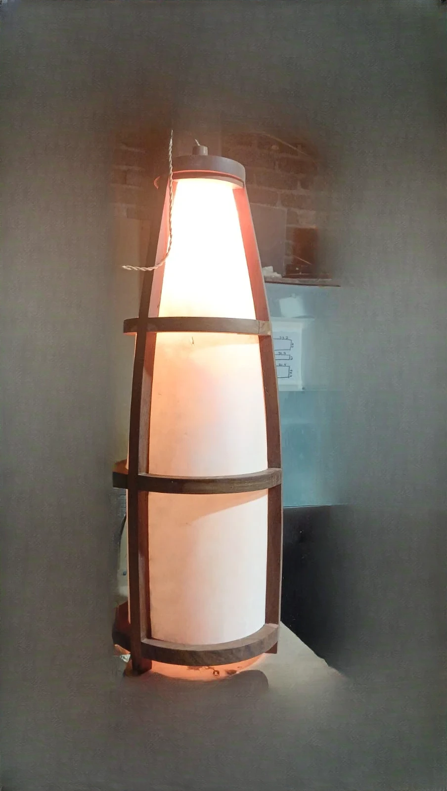 Lámpara de piso escultórica en madera y pergamino natural