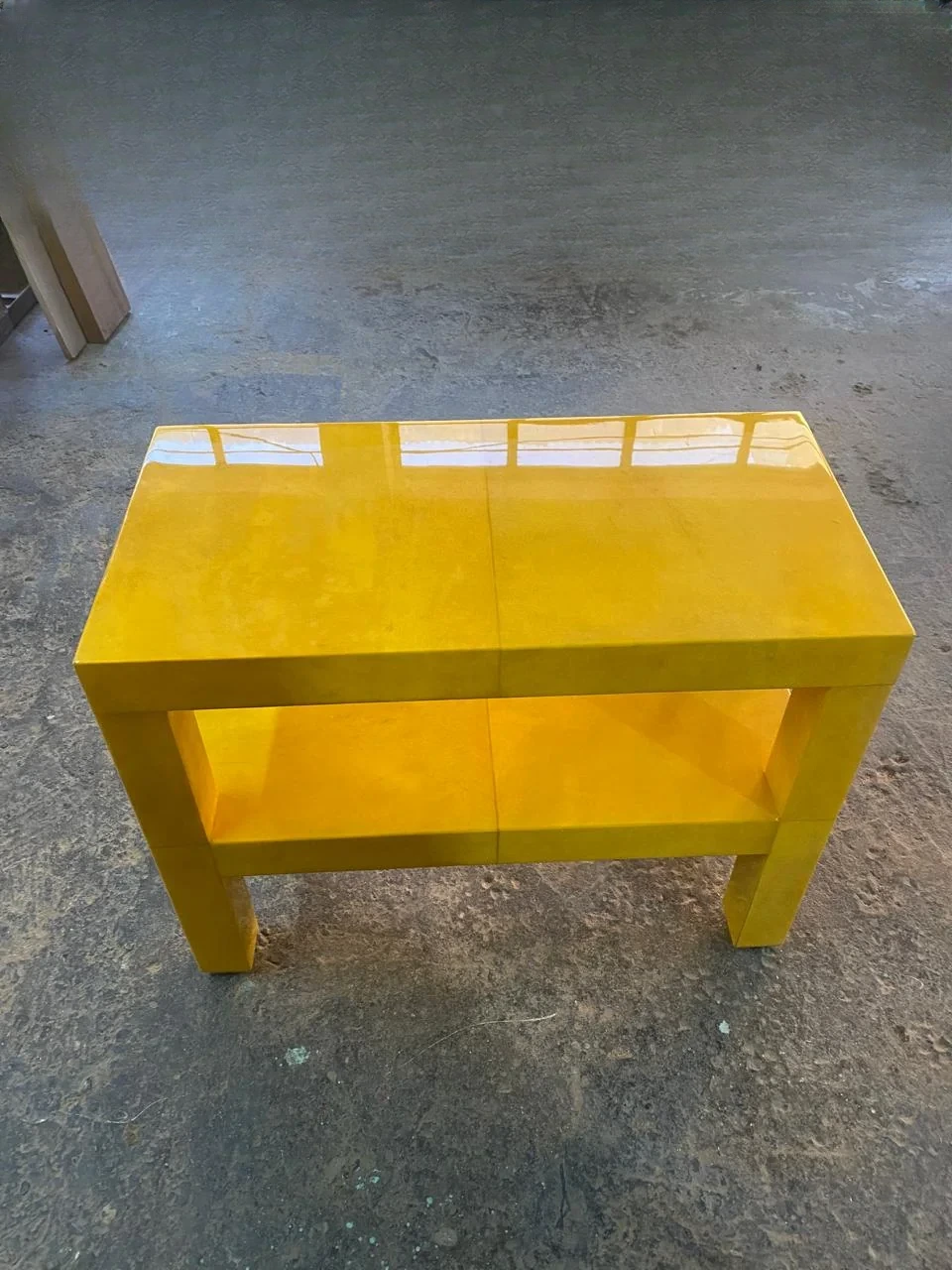 Mesa lateral tipo cubo en laca amarillo brillante, acabado piano