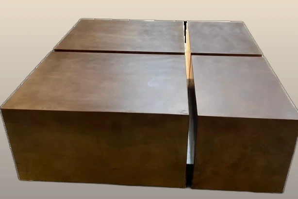 Mesa de centro arquitectónica de bloques cúbicos en nogal