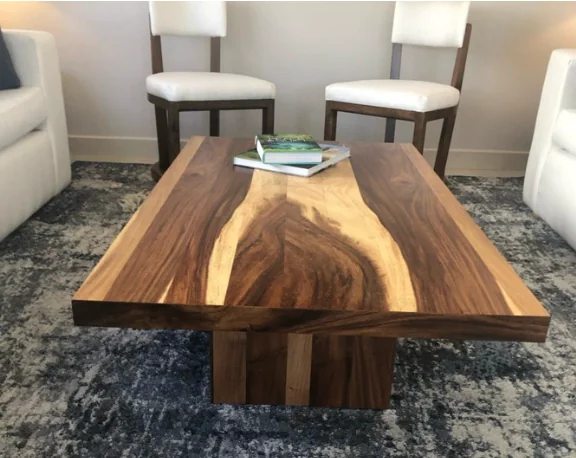 Mesa de centro de madera de tzalam tropical mostrando su veta contrastada