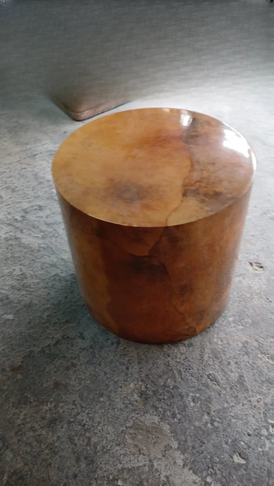 Buró cilíndrico de diseño exclusivo en madera de raíz y pergamino, mesita de noche de lujo