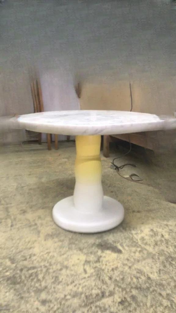 Mesa mármol blanco pedestal degradado amarillo
