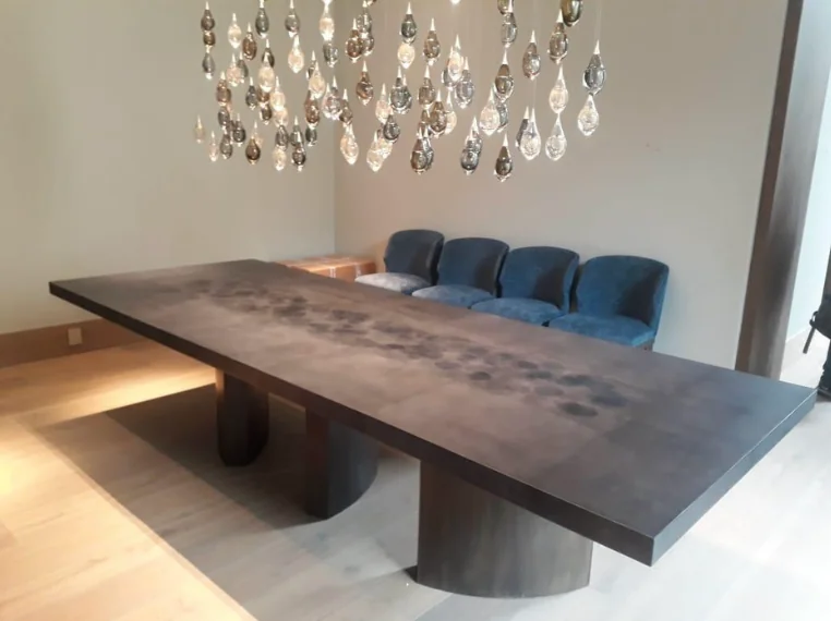 Mesa de conferencias longitudinal de madera con pátina oscura