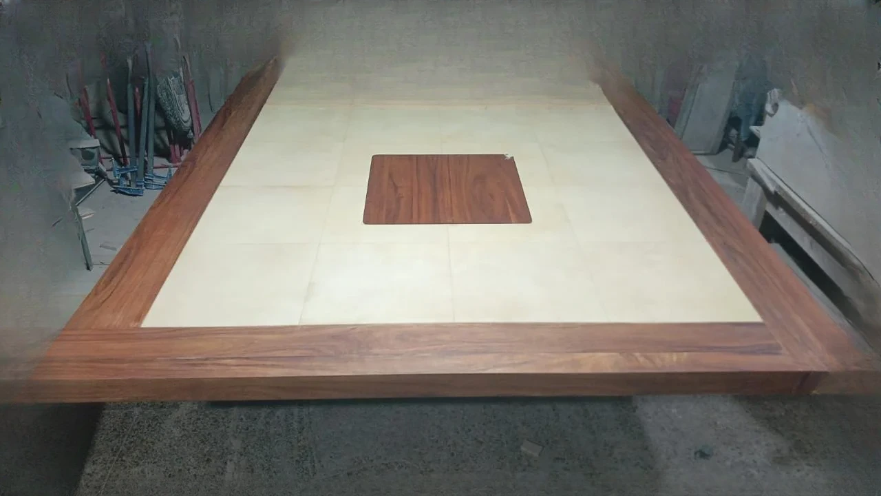 Detalle de incrustación artesanal de pergamino en mesa de madera