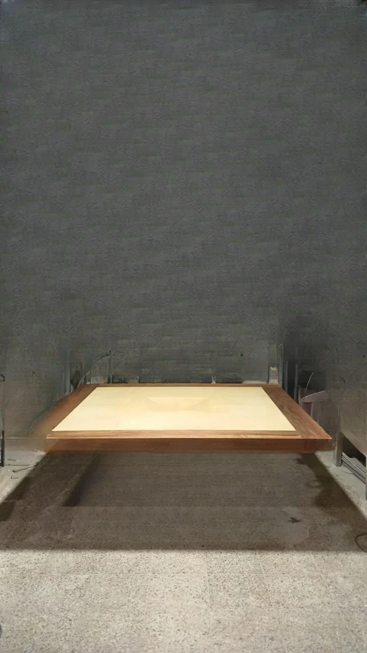 Vista frontal de mesa de comedor de diseño, fusión madera y pergamino