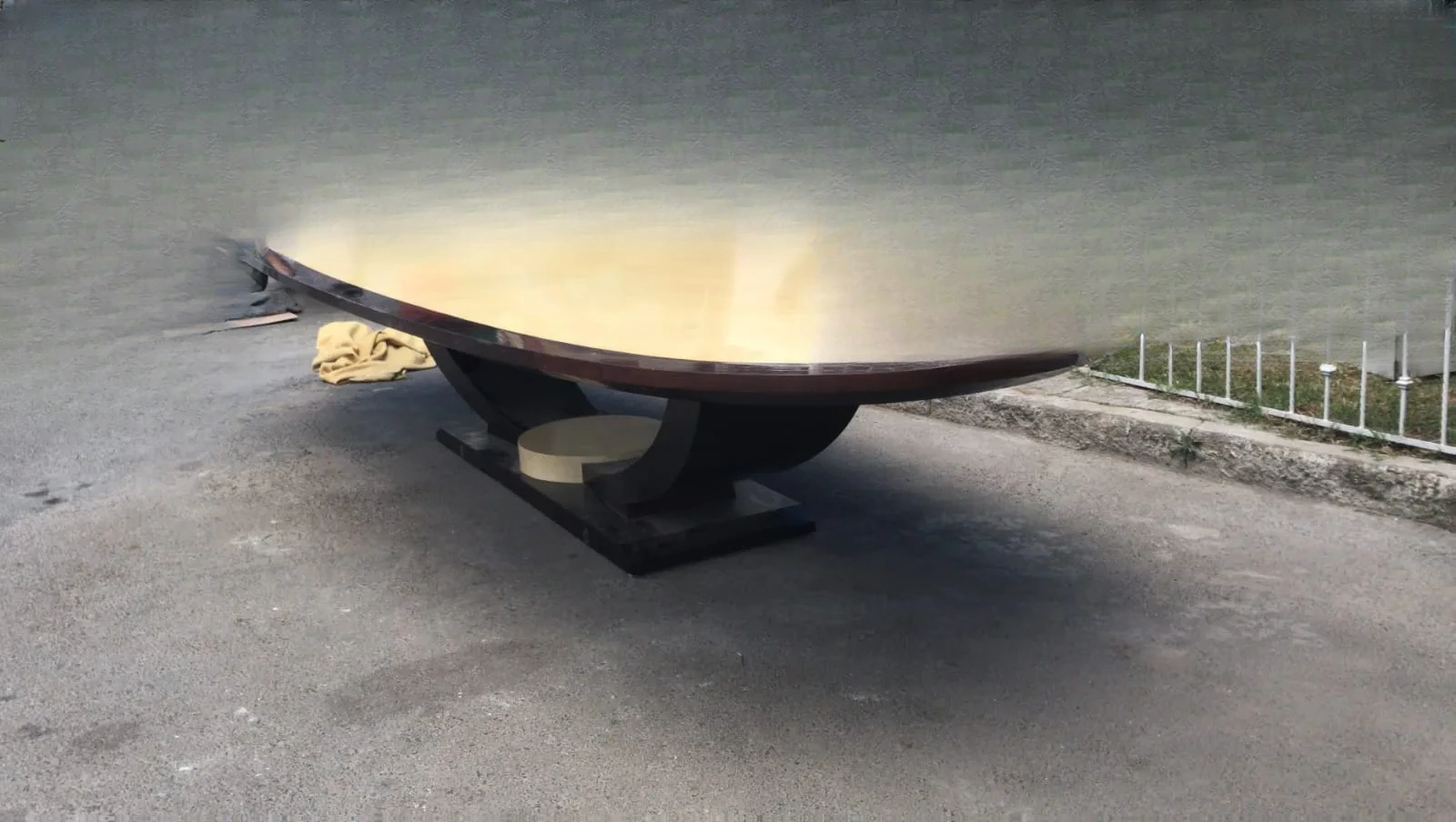 Mesa elíptica de lujo pergamino y base arqueada