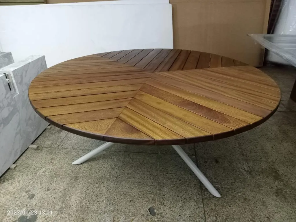 Mesa exterior listones madera patrón espiga
