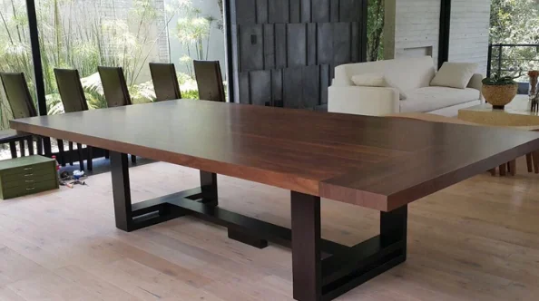 Mesa de consejo en Santa Fe, raíz de nogal y diseño corporativo de alta dirección