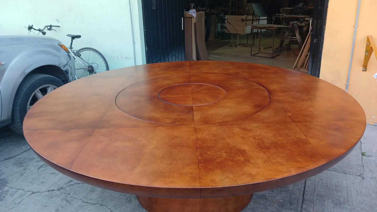 Detalle de centro giratorio (Lazy Susan) enrasado en mesa de pergamino