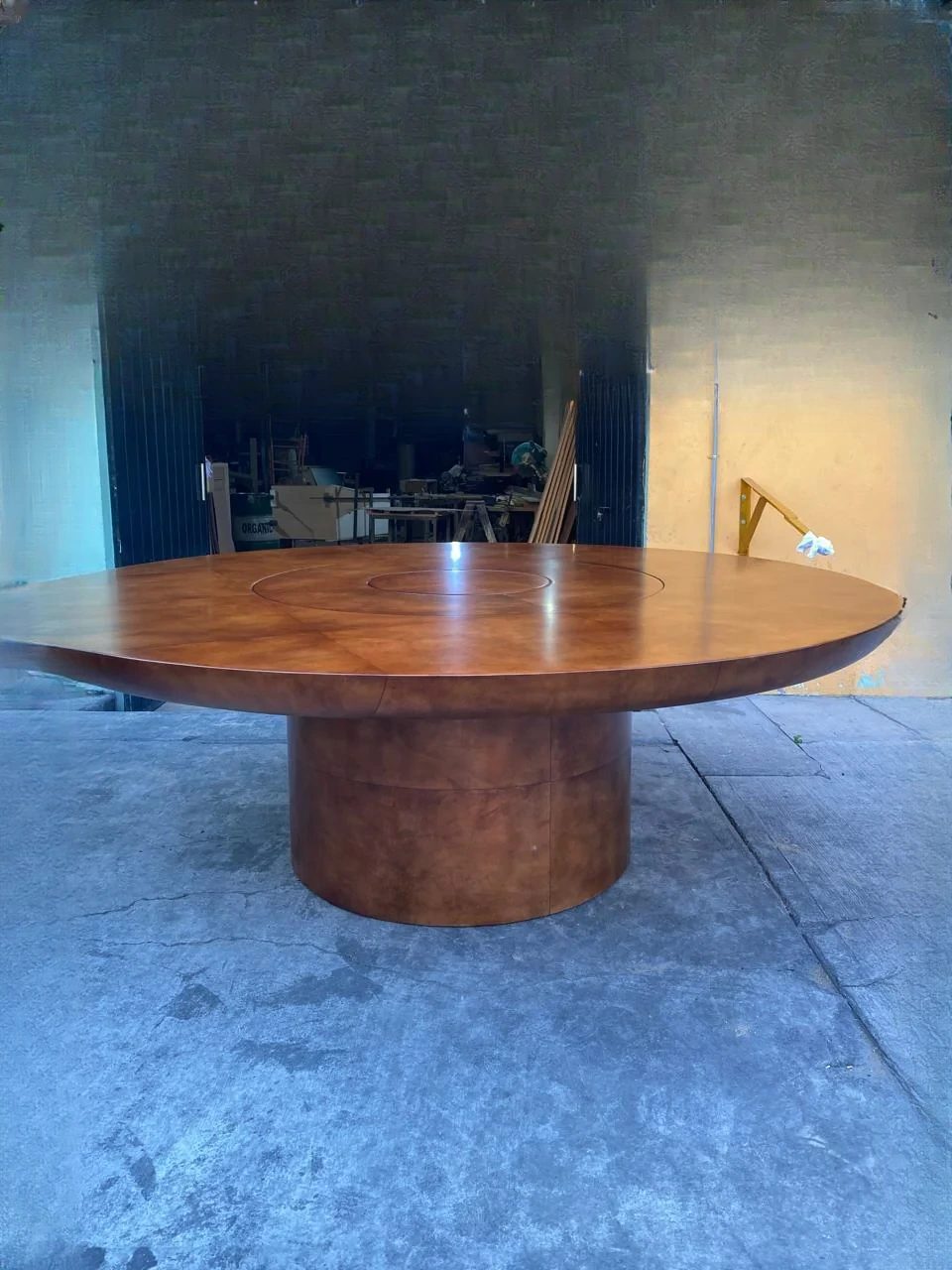 Mesa gigante de pergamino color cognac con base de tambor