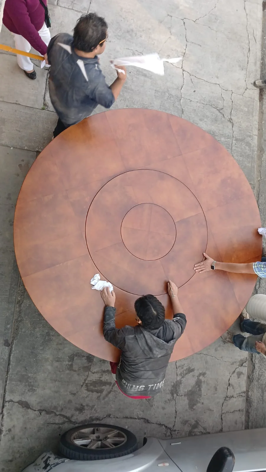 Vista cenital de mesa redonda monumental de pergamino para 20 personas