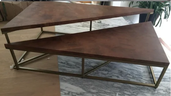 Set de mesas nido triangulares revestidas en pergamino tono tabaco