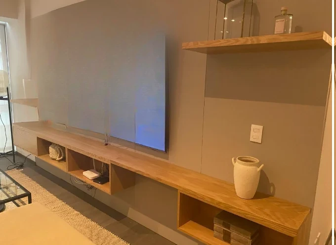 Mueble de TV minimalista en roble claro, diseño escandinavo flotante