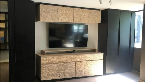 Credenza para TV con puertas de textura tallada y laca negra piano