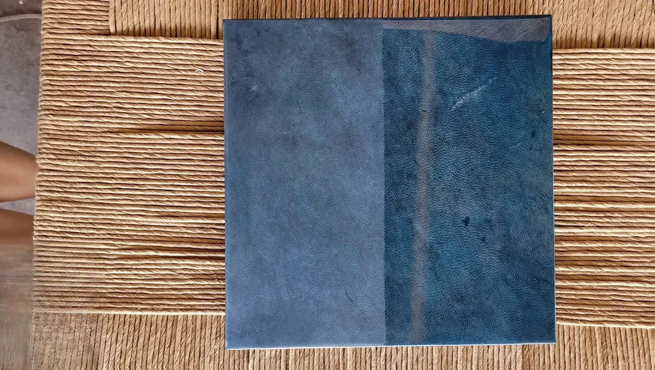 Muestra de pergamino genuino teñido en azul cobalto intenso