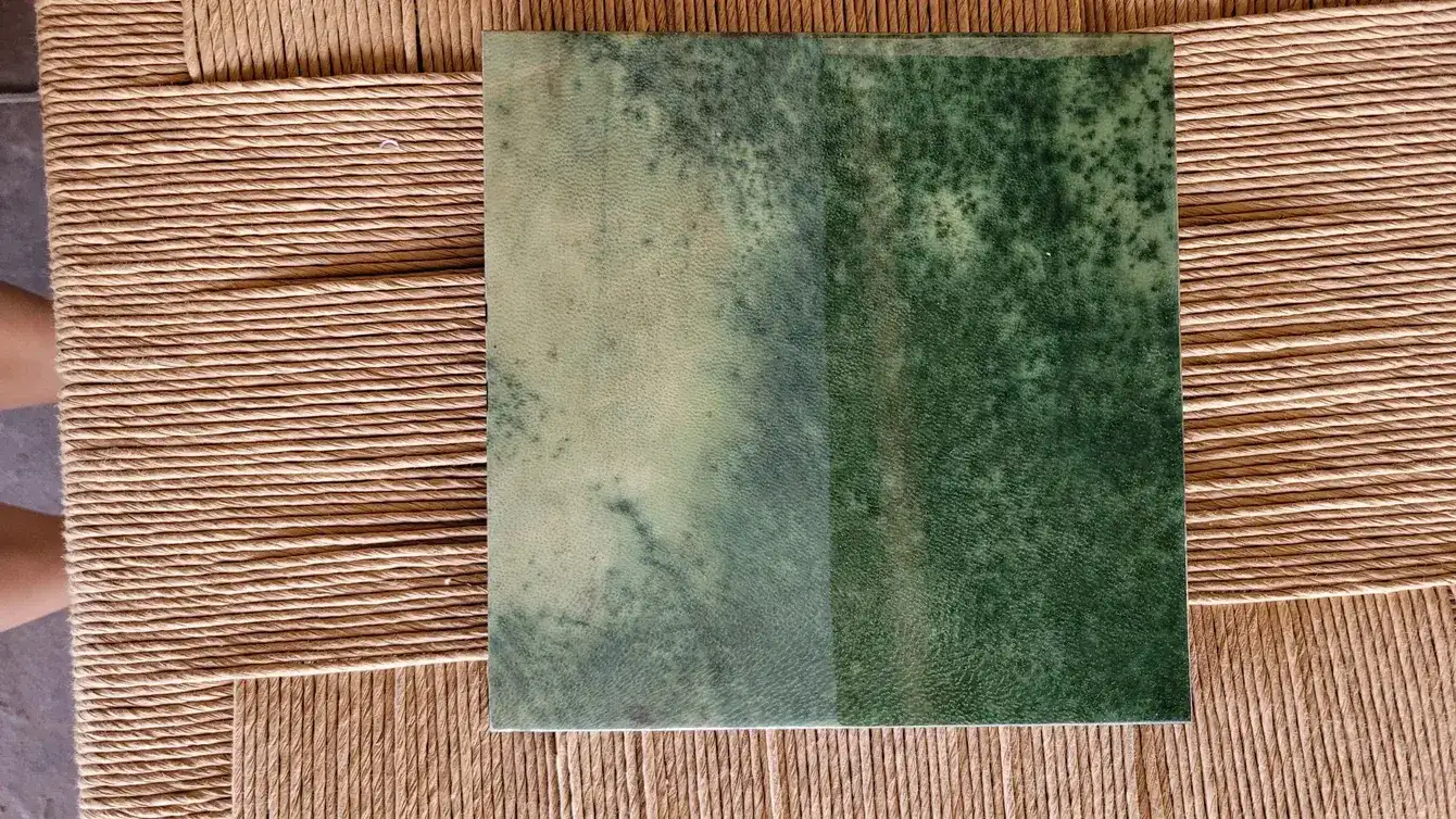 Muestra de pergamino laqueado verde esmeralda alto brillo