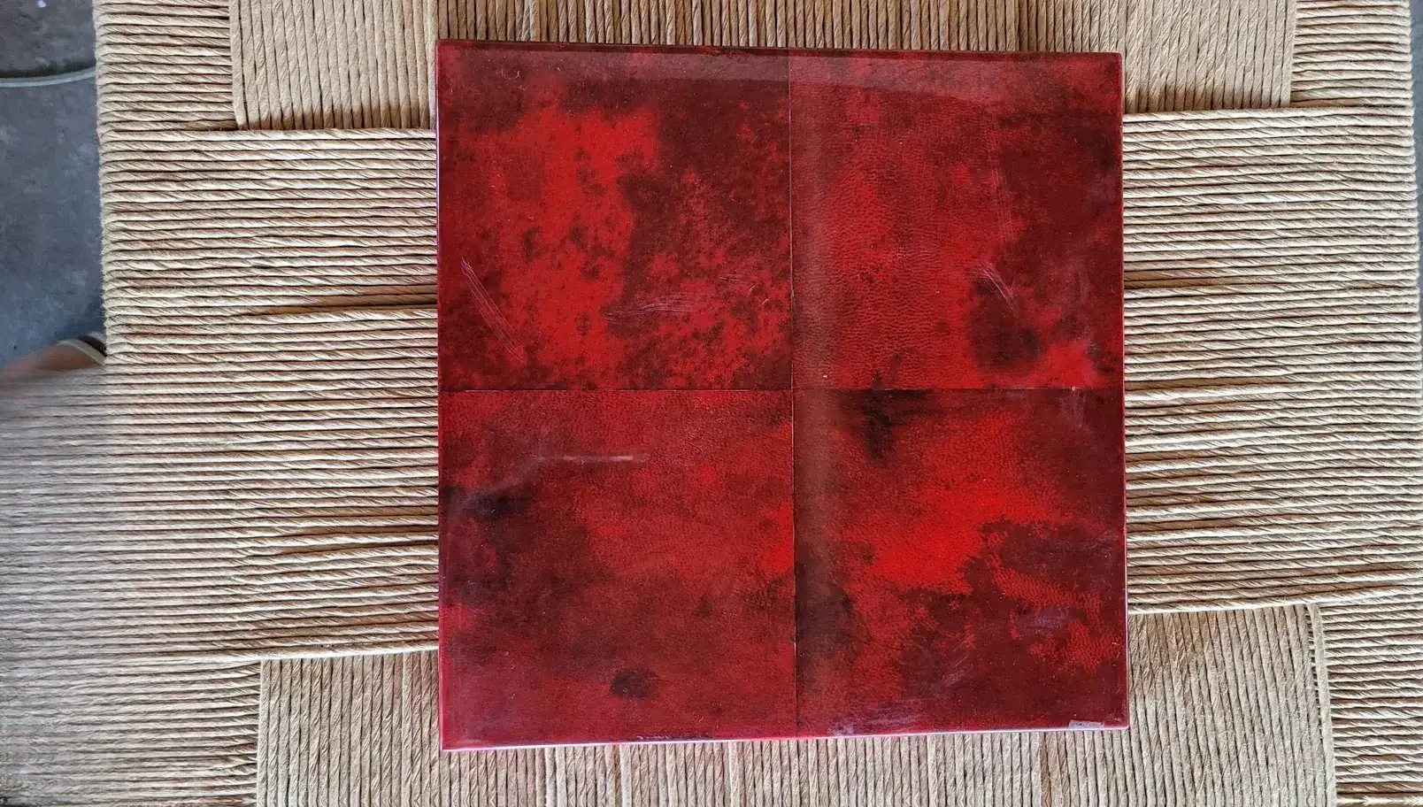 Textura de pergamino rojo rubí intenso con grano natural