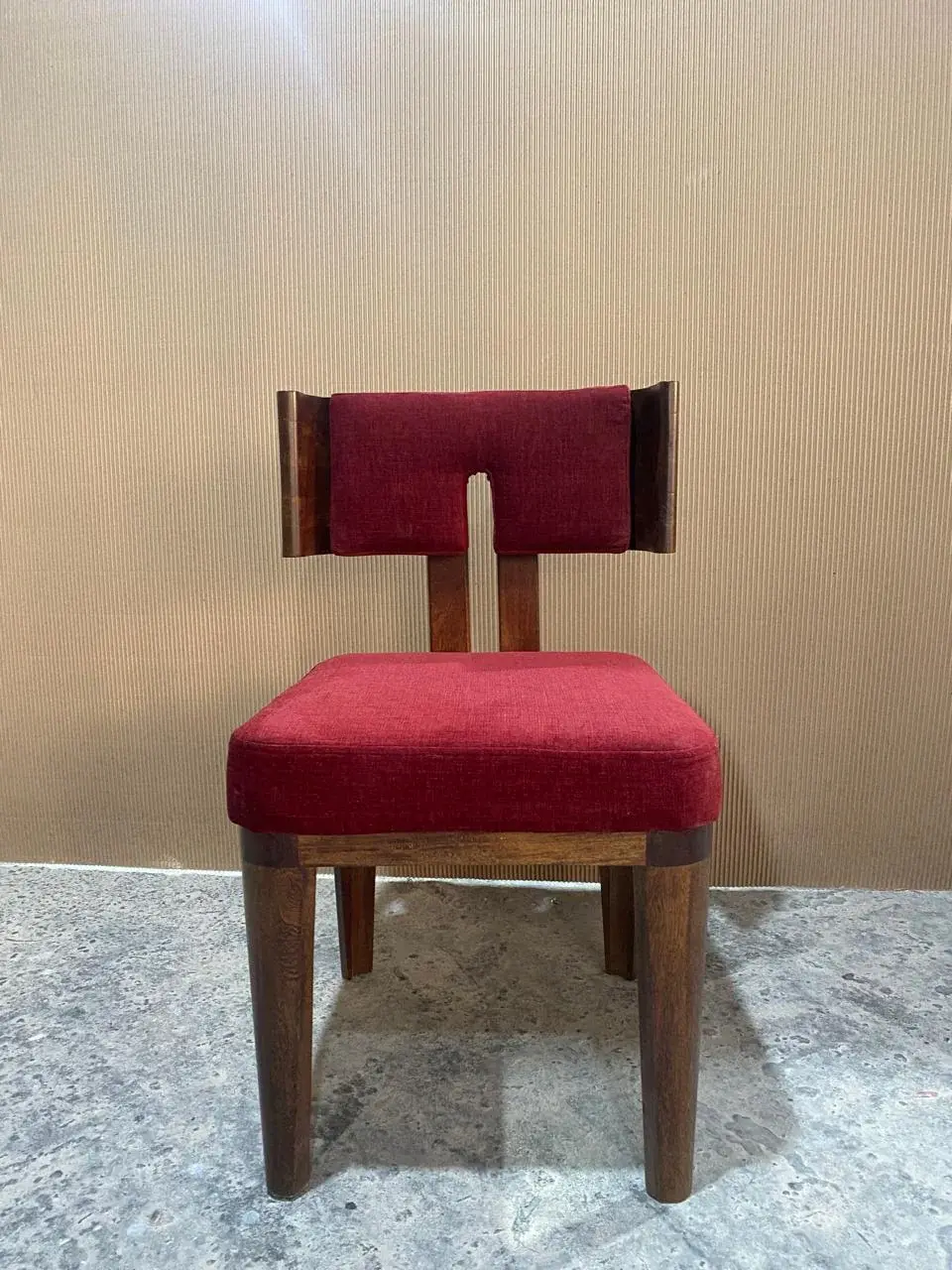 Silla de comedor en nogal con respaldo curvo ergonómico y tapiz rojo, diseño contemporáneo