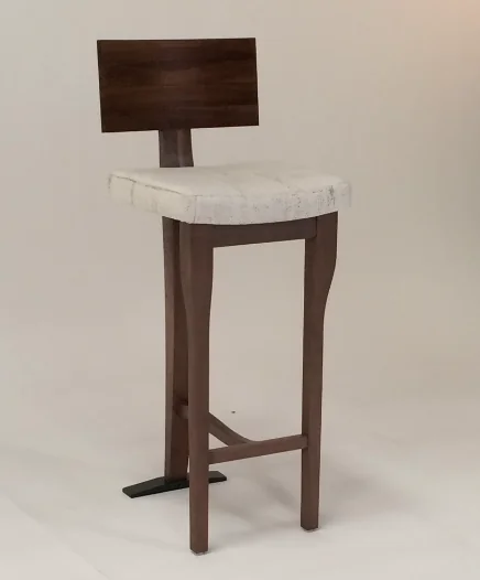 Taburete alto para barra en madera curva y tapicería clara, diseño moderno y confortable