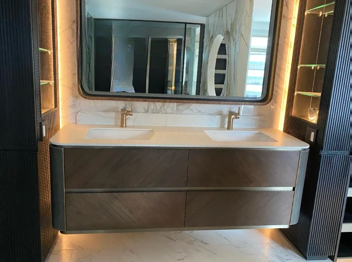 Mueble de baño (Vanity) con listones de madera y encimera de piedra negra