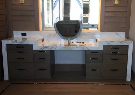 Tocador doble de lujo con mármol Calacatta y espejos ovales iluminados